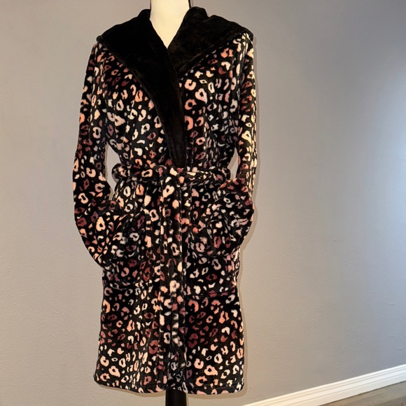 Cynthia Rowley Leopard Print Fleece Robe with Black Collar - Picture 1 of 11